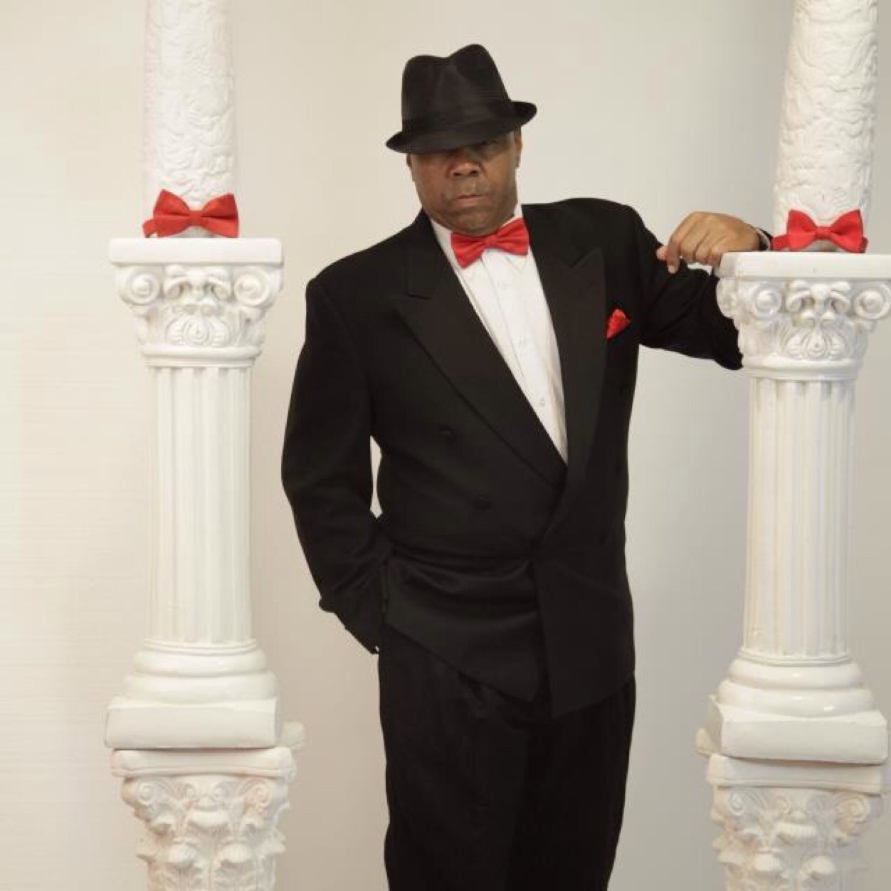 Willie Asbury is an all around entertainer who specializes in hilarious Comedic routines, dead on impersonations and the singing of classic soul and pop music.