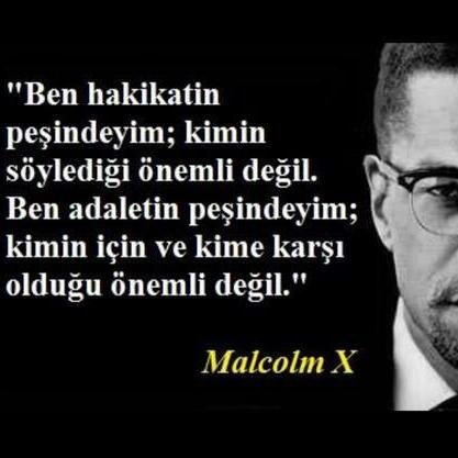 Doğrucu Davut'tur adımız, Başüstünde durur Andımız. Mizah ve şiir ile eyleriz terbiye, Biat etmeyiz hiçbir Efendiye! HAK YOLUNDA, BOYNUMUZ KILDAN İNCE...