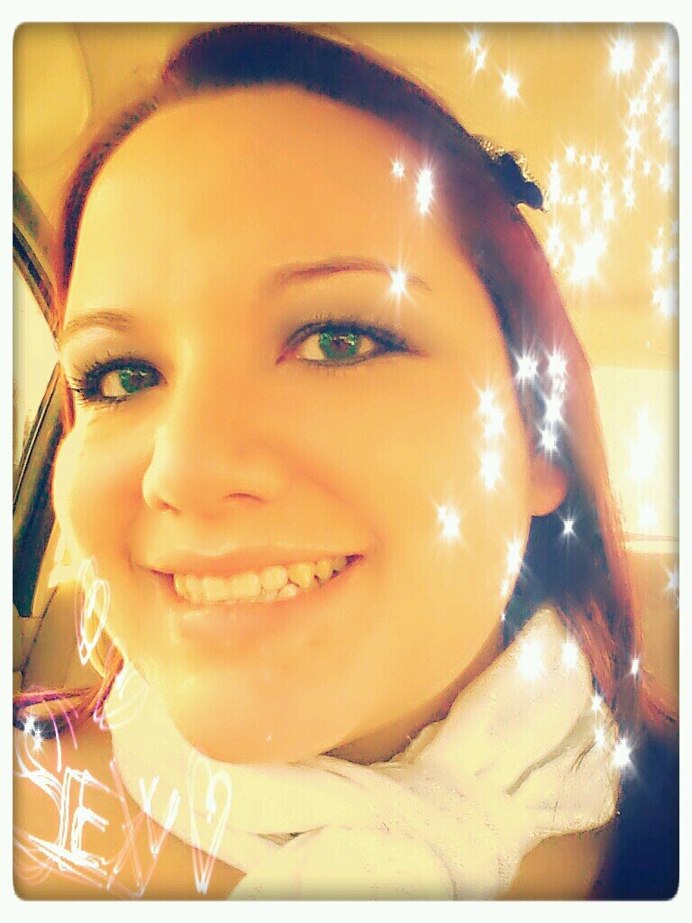 Just a country girl who loves to have fun!! Im a blast in a glass!! =)  #goeshard