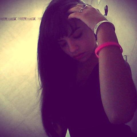 PriscilaBianchy's profile picture. cuando estoy triste, miro al cielo y pienso 
El sol tambien está solo y sigue brillando.◢◤