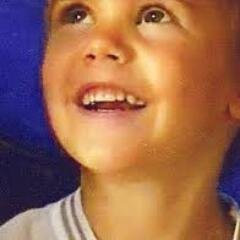 Justin please. Meets our desire and follow us. You are the reason for our smile. We love you @justinbieber  Back to Argentina please.