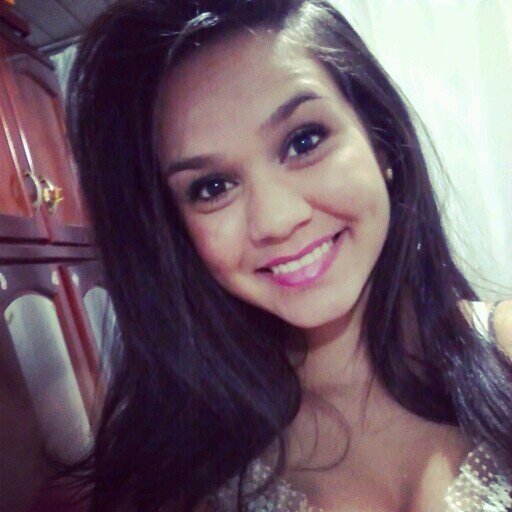 Eu erro. Perco a paciência e me estresso facilmente. Choro por besteira e dou risada do nada. Enfim esta sou Eu =))