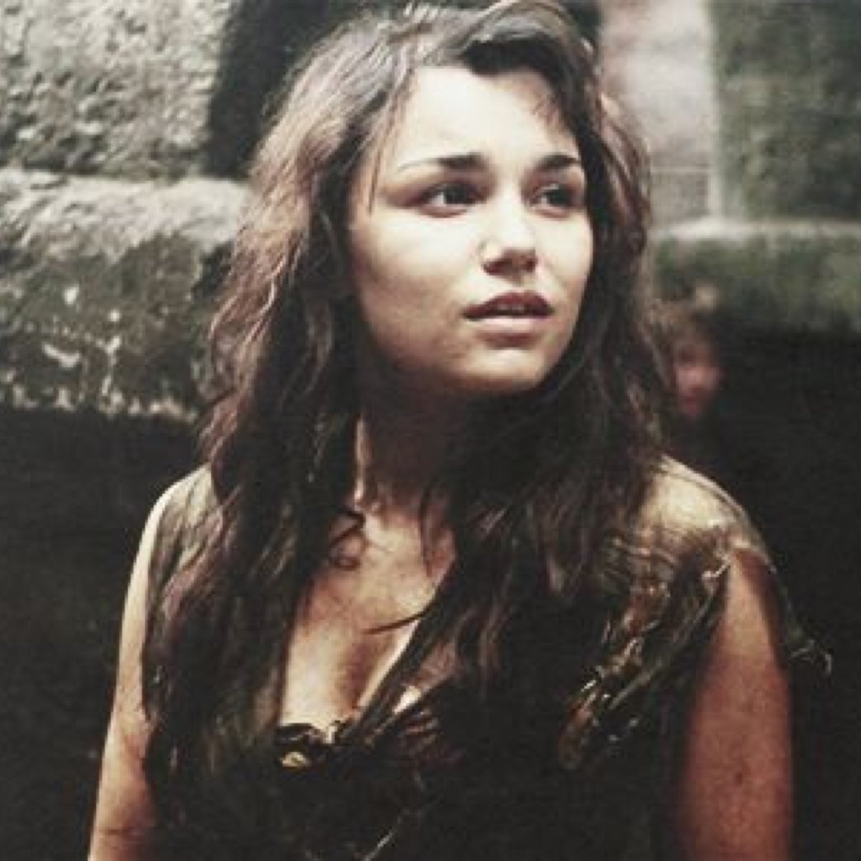 Just a fallen girl, caught up in the midst of the uprising. | Les Miserablés RP.