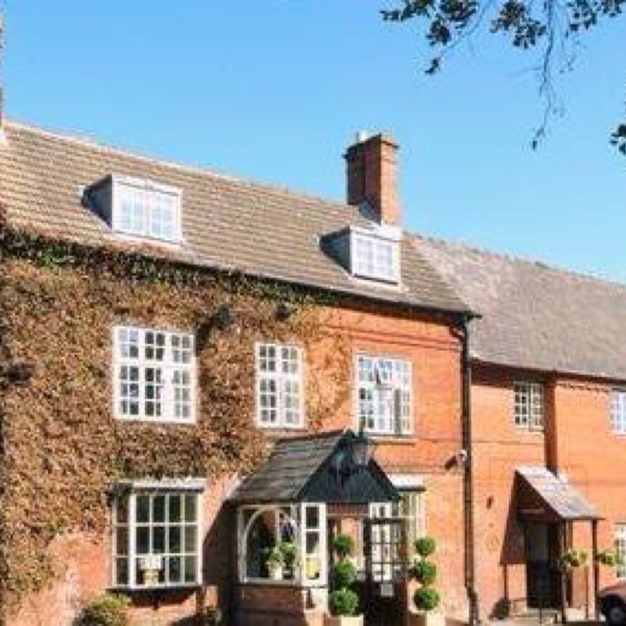 Situated in the rural village of Kirby Muxloe, just off the M1 and only 5 miles from Leicester, The Castle Hotel is a beautiful 17th century pub restaurant.