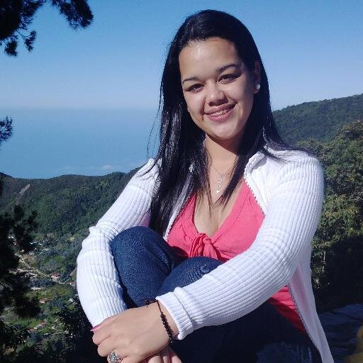 Periodista, Community Manager. Soy caraqueña, pero le voy al Magallanes. Bailo hasta trompo.