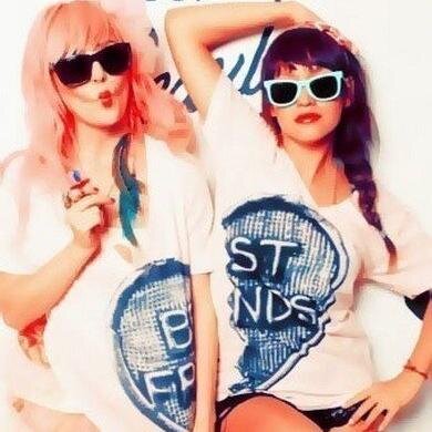 im nayeli i have blue hair 16 and single and im aura pink hair single