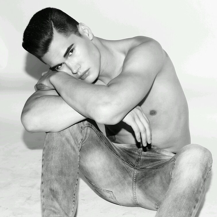 Official Twitter Page of Adryan AJ Hanson: Instagram: AdryanHanson Represented by TheTalentMan
For bookings: http://t.co/M6Cl0MY2xf