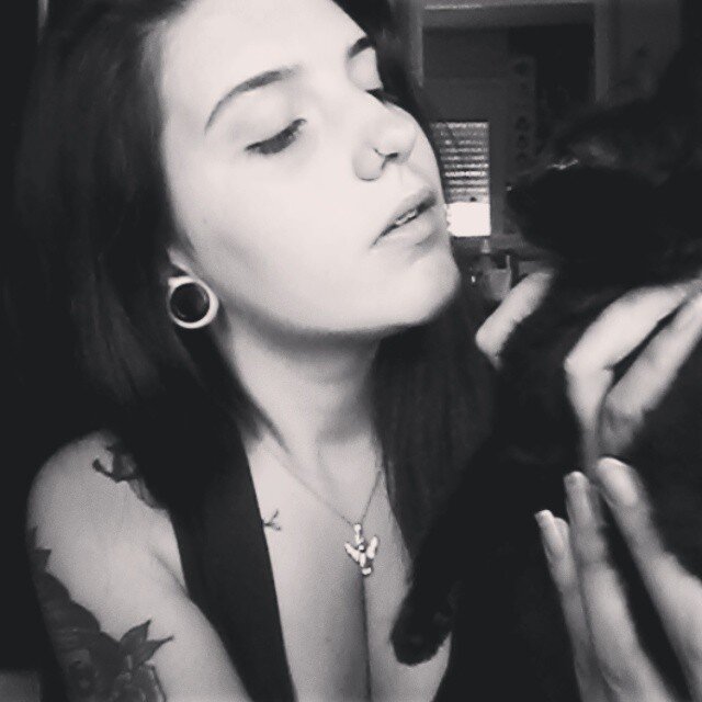 Eu não sou do tipo de mulher que se entrega na primeira, mas melhoro na segunda e o paraíso é na terceira ;)