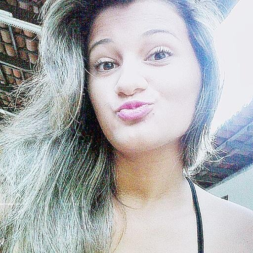 18 anos, pisciana ,curiosa, irônica, chata, romântica, determinada, bipolar, eclética,  preguiçosa e feliz!
