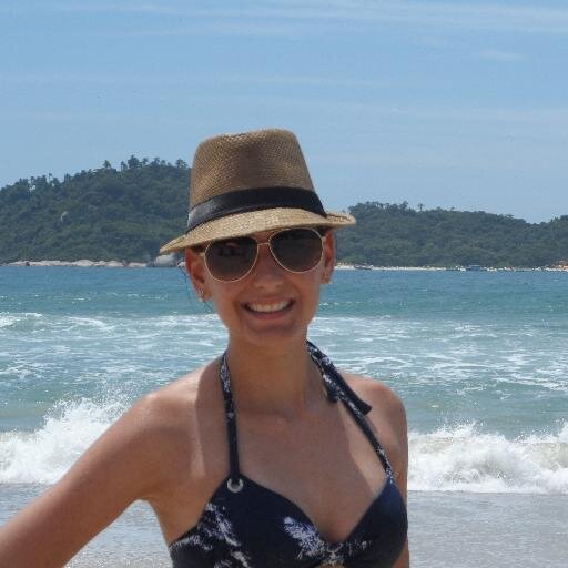 ‎Feliz é aquele que das coisas consideradas negativas consegue tirar algo de positivo para sua vida.  :))