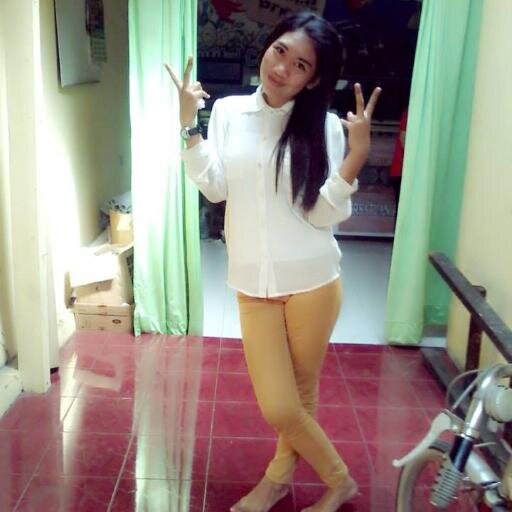 Name: indrhy yanhi Angraini TTL : manado 03 maret 1998 :)