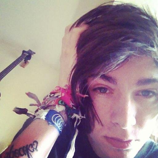 AshylanBitt's profile picture. Lv 19, amo Bullet For My Valentine, Asking Alexandria, animes, ppks, seios e-e  e outras coisas ae