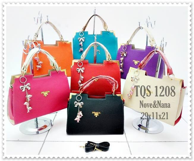 menjual berbagai jenis tas murah berkualitas oke..yuk intip di facebook`a Kanaya Zetashop..
happy shoping sista...^_^