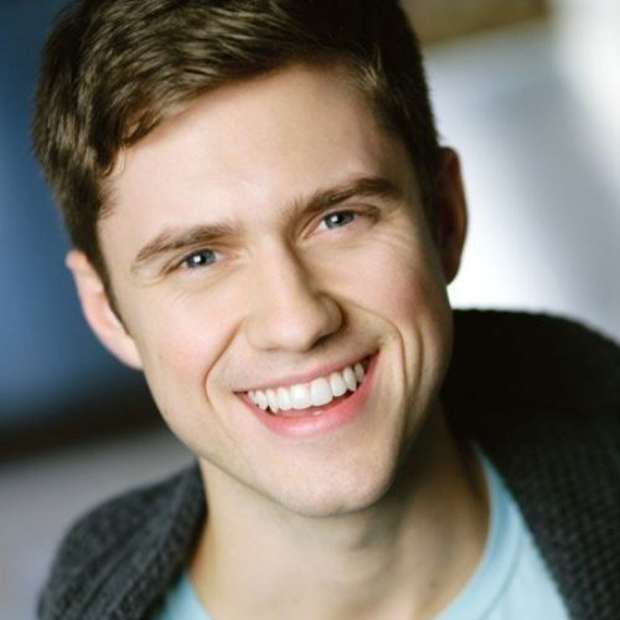 ModernLeaderE's profile picture. Leader of the Les Amis fighting for equal rights for low class families. Also a college student studying law. #Single #ModernLesMisLand