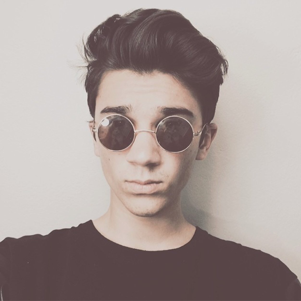 Hi I'm Ollie, I'm Arties little brother, I'm sixteen and I play on the WMHS hockey team. @KaylenRose__ is mine.
