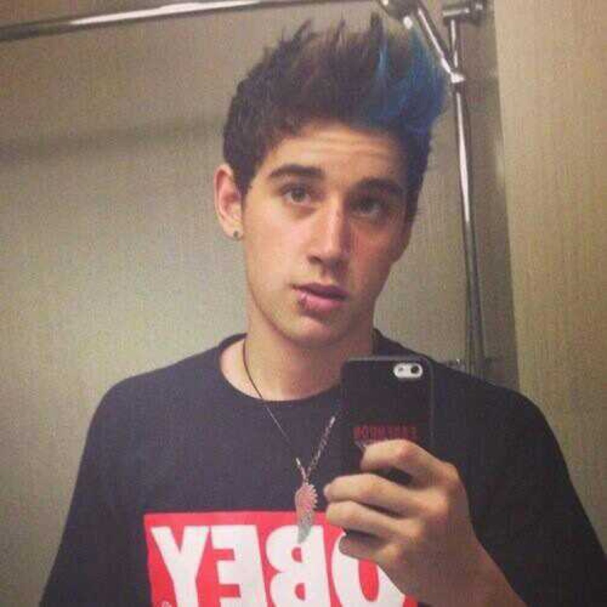 Sup I'm Luke ;) 18 Single and i dont give a fuck on rules bad ass hate me fuck off love me awesome Love to go out Party Hard Fuck Harder ;) {Rp,Fl,Single}