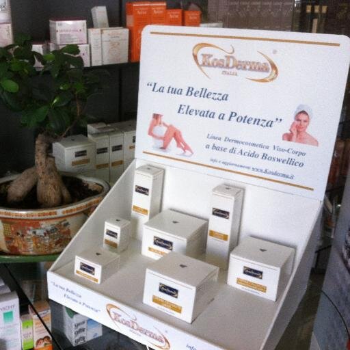 KosDerma Italia,  idea e progetta soluzioni cosmetiche ad alto contenuto tecnico. Ricerca e sviluppo,elaborano le giuste proporzioni per un uso cosmetico mirato