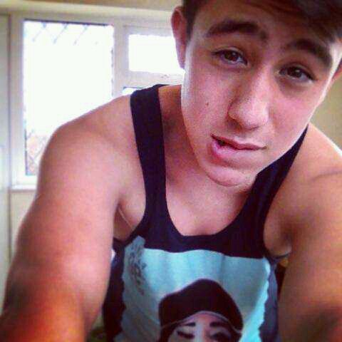 Mixed race, 16, essex, single, add my bbm 223FEAC3 or text me 07865660445
