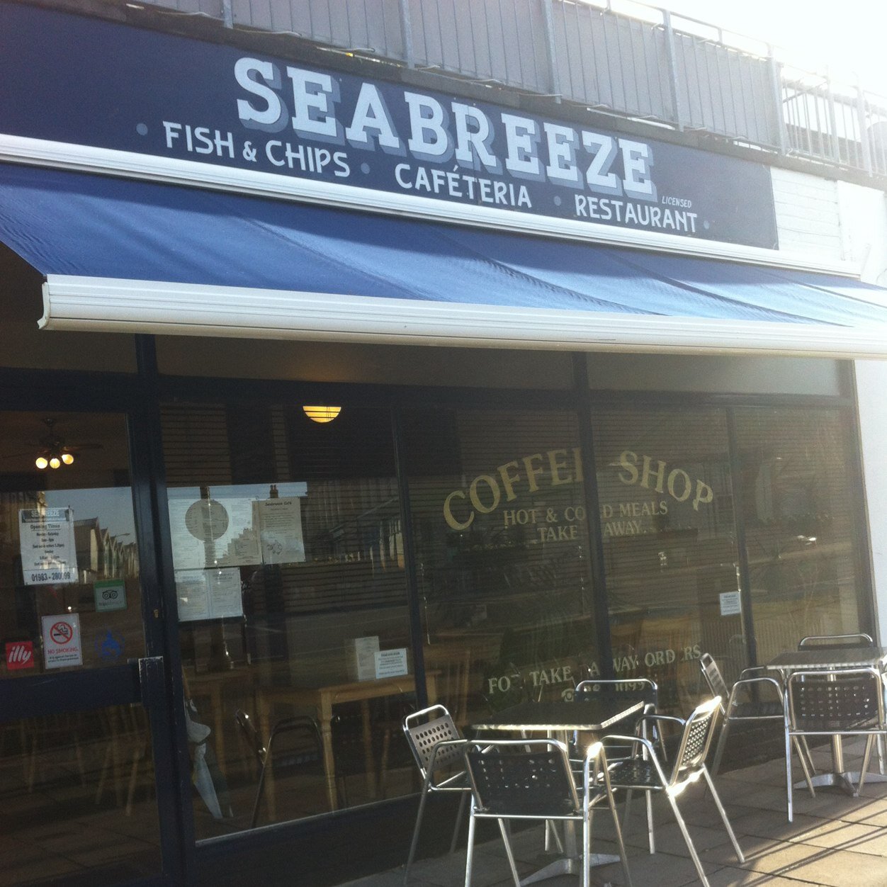 Licensed Cafe in the heart of East Cowes.
Illy Coffee, Breakfasts, home made bread, scones, cakes...
Proper lunches, sandwiches/baguettes, Fish'n'chips