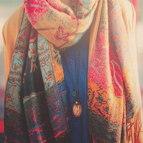 ‏لستُ كـ تلك .. ولآ أششبه' هذه .. وليس لي صلة بهؤلآء الإنــاث،لآ أدعي الملائكية' ولا أنزه أنوثتي وأميزهها عن غيري.. أنـا فقط مُختلفةة وحسبْ ..!