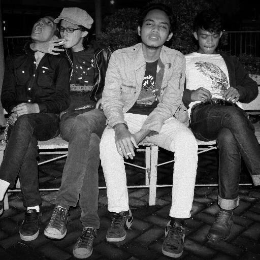 empat pemuda yang suka musik, tetap berisik meskipun gak asik !