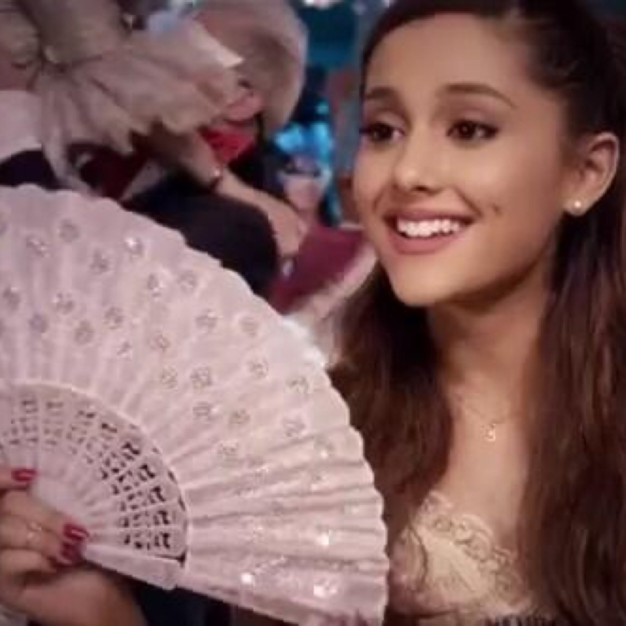 This is a free follow but please could you follow @Arianas_wings , thank you!, ily