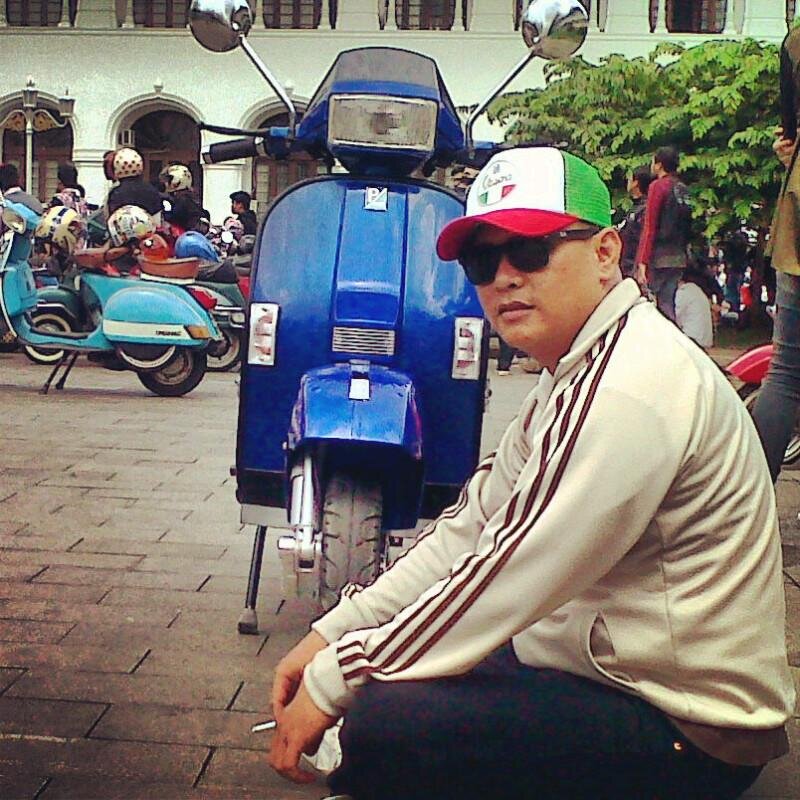 Father 'n Husband | Part Time Worker | Full Time Supporter | Vespa Madness | Beach Lover | Food Maniac | Photo Addict | CasualsScooterScene