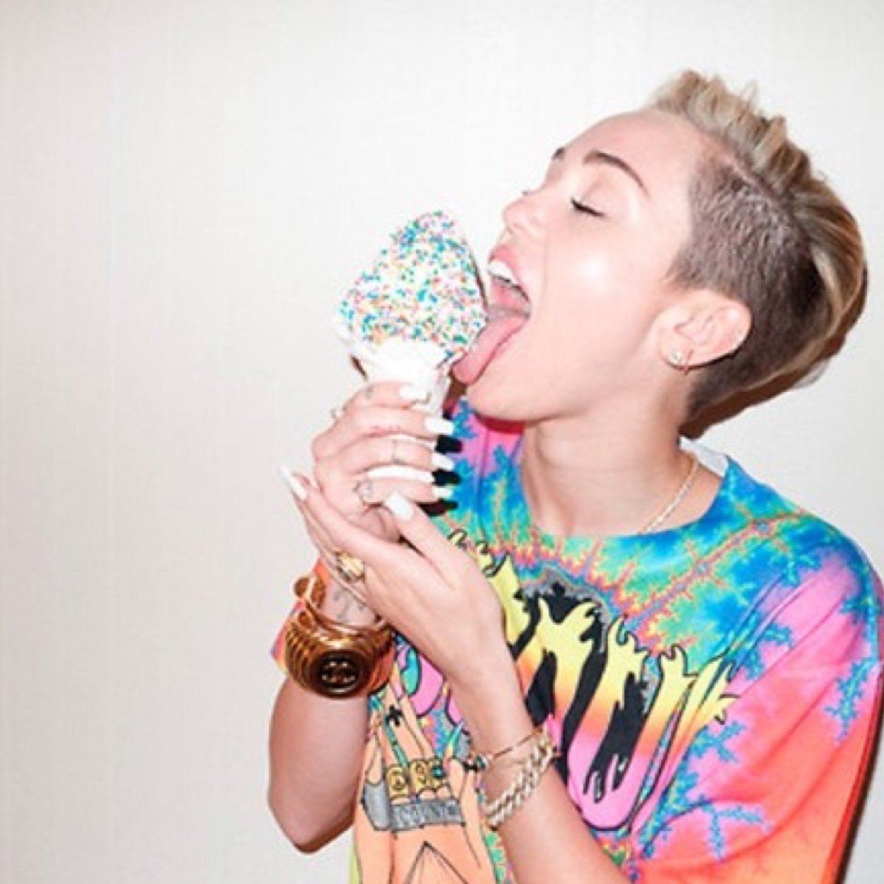 I love Miley ..! My name is Ellie and im a smiler im 13 and i love her she is my role model .. Miley please notice me..I love you