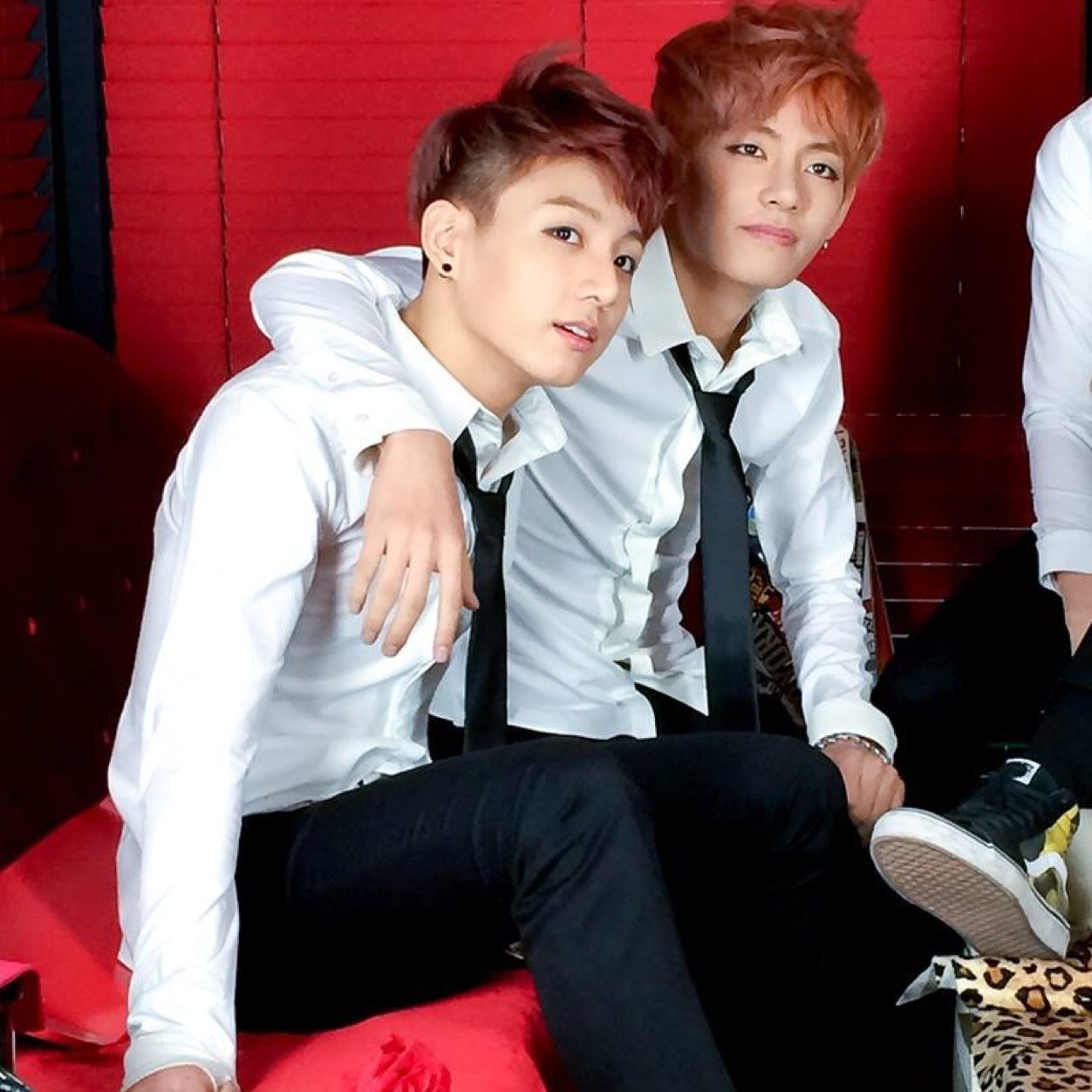 JUNGKOOK•BANGTAN BOYS•A.R.M.Y
ใครๆก็เรียกผมว่ามักเน่ทองคำ .ยิ้ม. มาคุยกันสิครับ แล้วคุณจะรู้