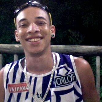 Boêmio, Rubro-Negro, Escorpiano, 22 anos.