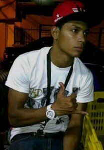 Humilde pero çøŧįžåđŏ, Diseñador Gráfico, manipulador de photoshop avanzado, DJ, Compositor y Cantante, Me Gusta Compartir para así formar Amistades.   (El MJ).