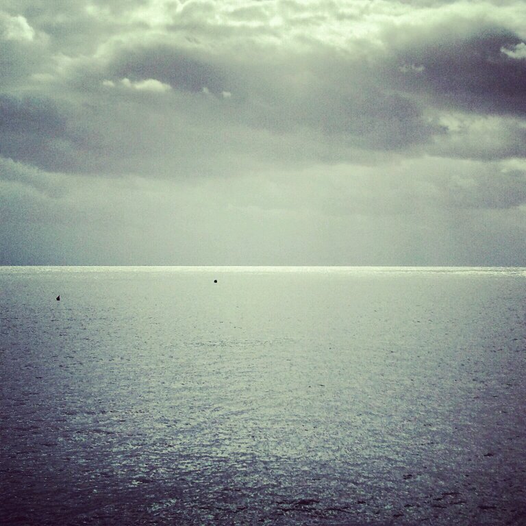 Semplice, fuori tempo. Come il mare d’inverno.