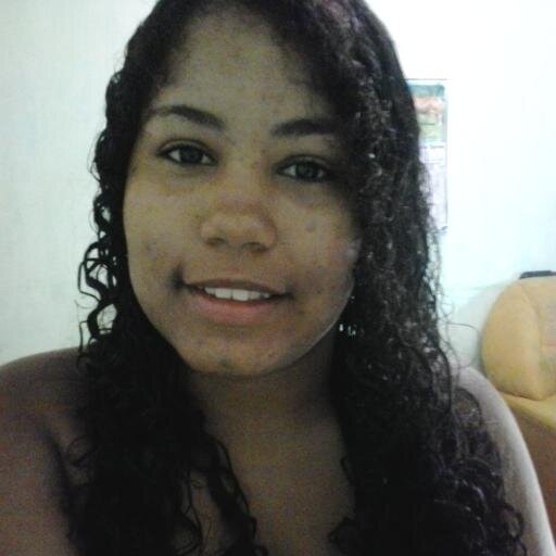 Não sou de demonstrar sentimentos, mas sou cheia deles. Eu sofro em silêncio, amo com o olhar e falo por sorrisos.