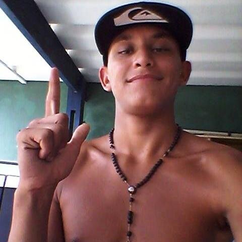 ,      Sou só mais unn #PERSONAGEM nesse mundo de horror_!*      , O sabio cria; o burro copia ;]
