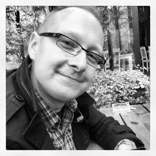 Jem, gotuję, zwiedzam i fotografuję :) A zawodowo pomagam w sprawach informatycznych i bardzo to lubię :)