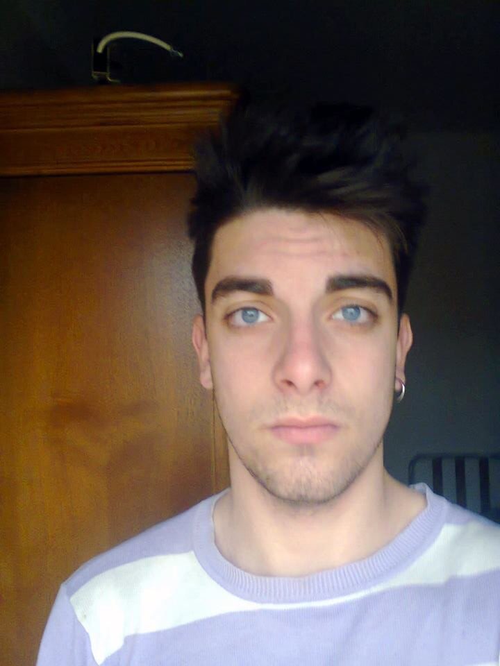 Sou o Eduardo e tenho 18 anos, gosto muito de informática e blogs.. Já agora visita o meu blog: http://t.co/6Kk9somp53