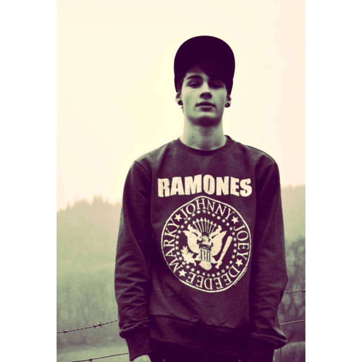 Hey moi c jerome j'ai 17 ans, Je follow back tous le monde et je tweet n'importe quoi Hey baby follow me