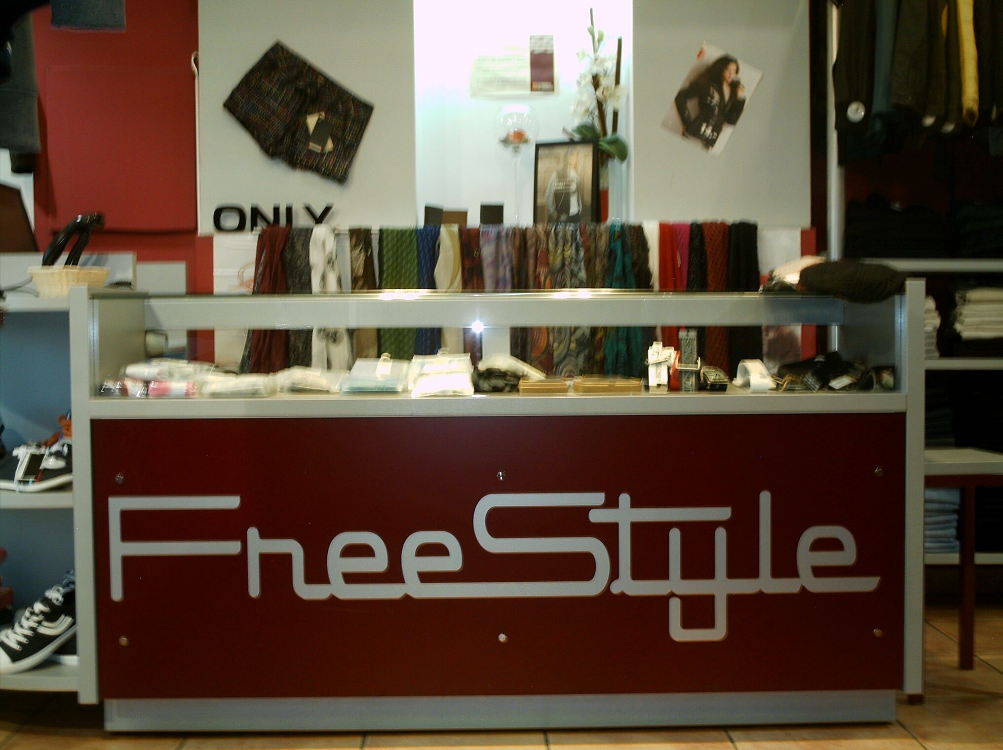 Tu tienda de moda joven en Teruel, ven a visitarnos en Ronda Ambeles Nº 14 y sigue nuestro Twitter para ver los sorteos que próximamente haremos.