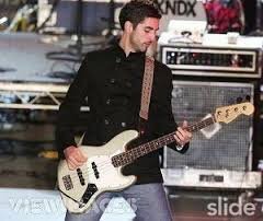 soy un buen bajista y guitarrista tambien me gusta mucho la cosina y el deporte
