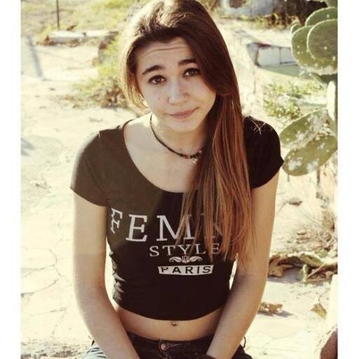 claramaeella's profile picture. Cuando me miras me vuelvo cordero, y cuando no me miras no soy nada 🐑