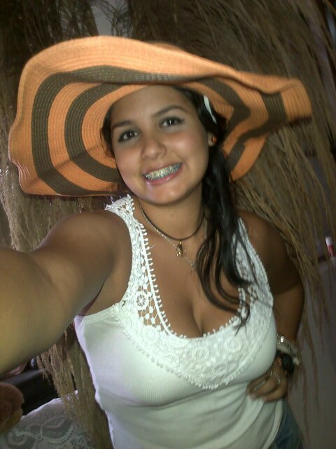 Venezolana. Maestra, y con muchas ganas de seguir siempre adelante.