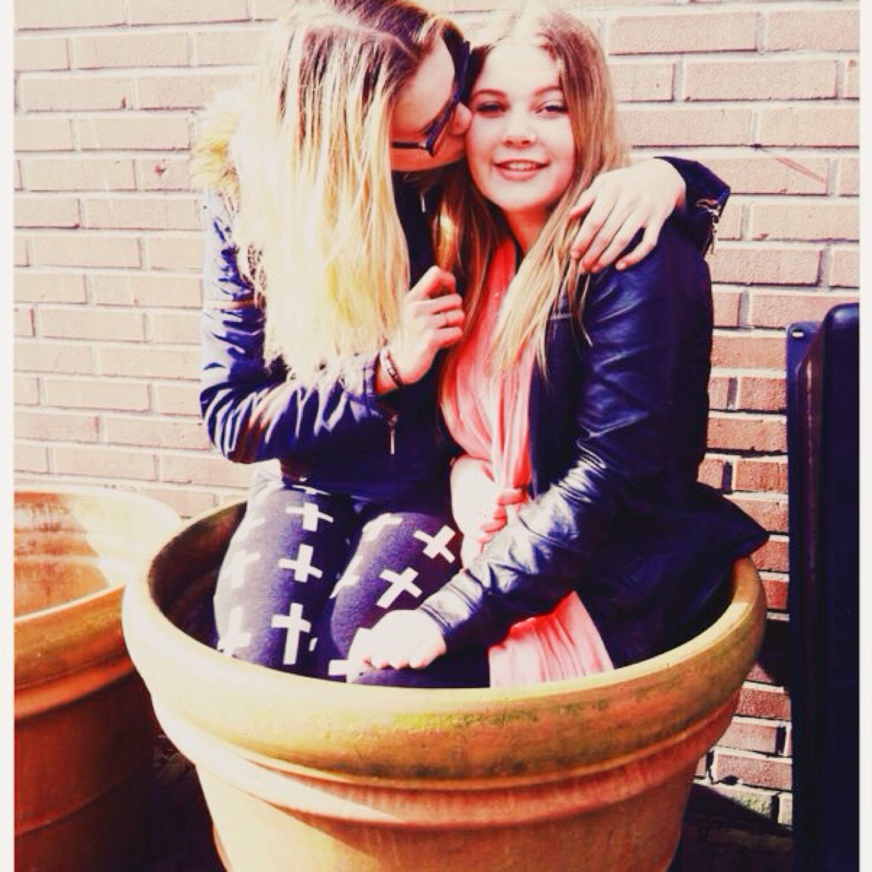 Ies Bel en Eems, zonder jullie ben ik niks ! We delen alles en kunnen samen lachen en samen huilen ! Liefjes jullie zijn heel bijzonder voor me !