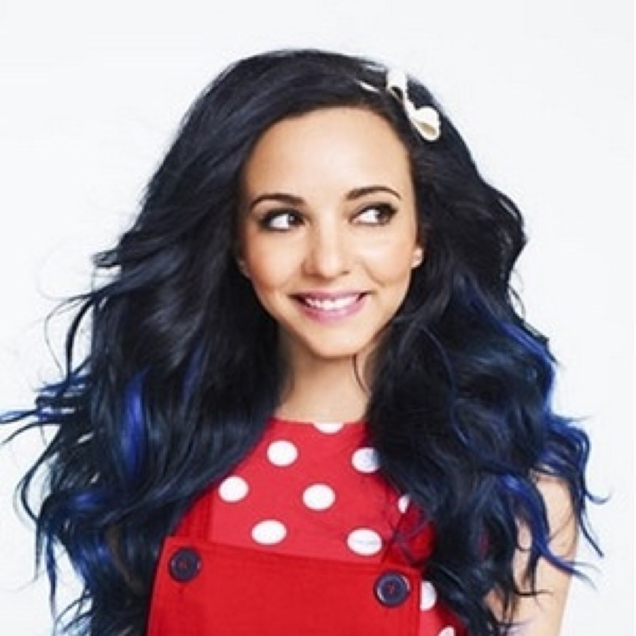 I'm Jade. I love cuddles and music. I would love some friends please :)