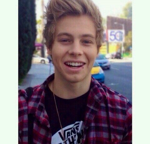 Can you please follow @LovingMyNialler and not this acc? :)