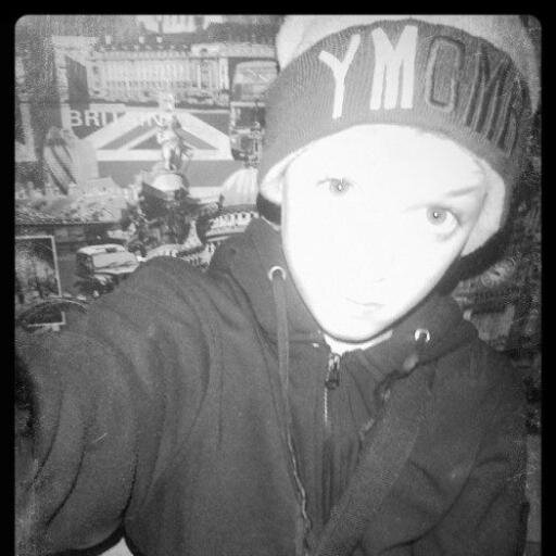 Bryan_Ukt's profile picture. J'suis au départ de la fusée Arianne Ca t'é-t'étonne grosse bouffonne
#TeamBooba #TeamKaaris