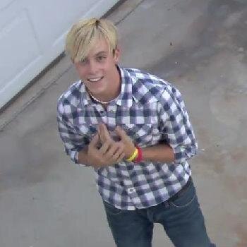 loves R5,dogs,every sport,miss. holden, emma teach,and austin shepard.