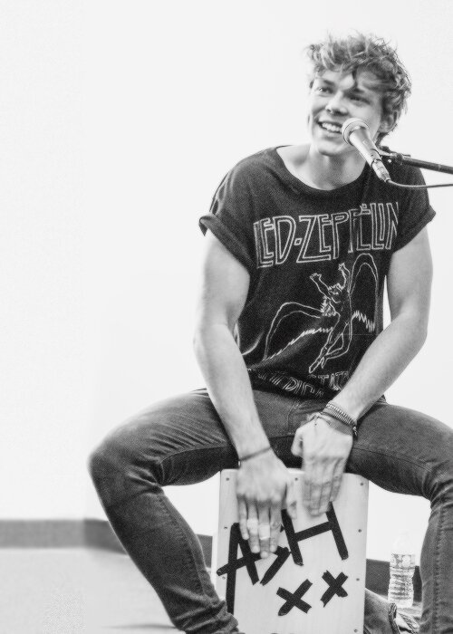 follow @niallsanxiety and ask for a dm to luke hemmings!