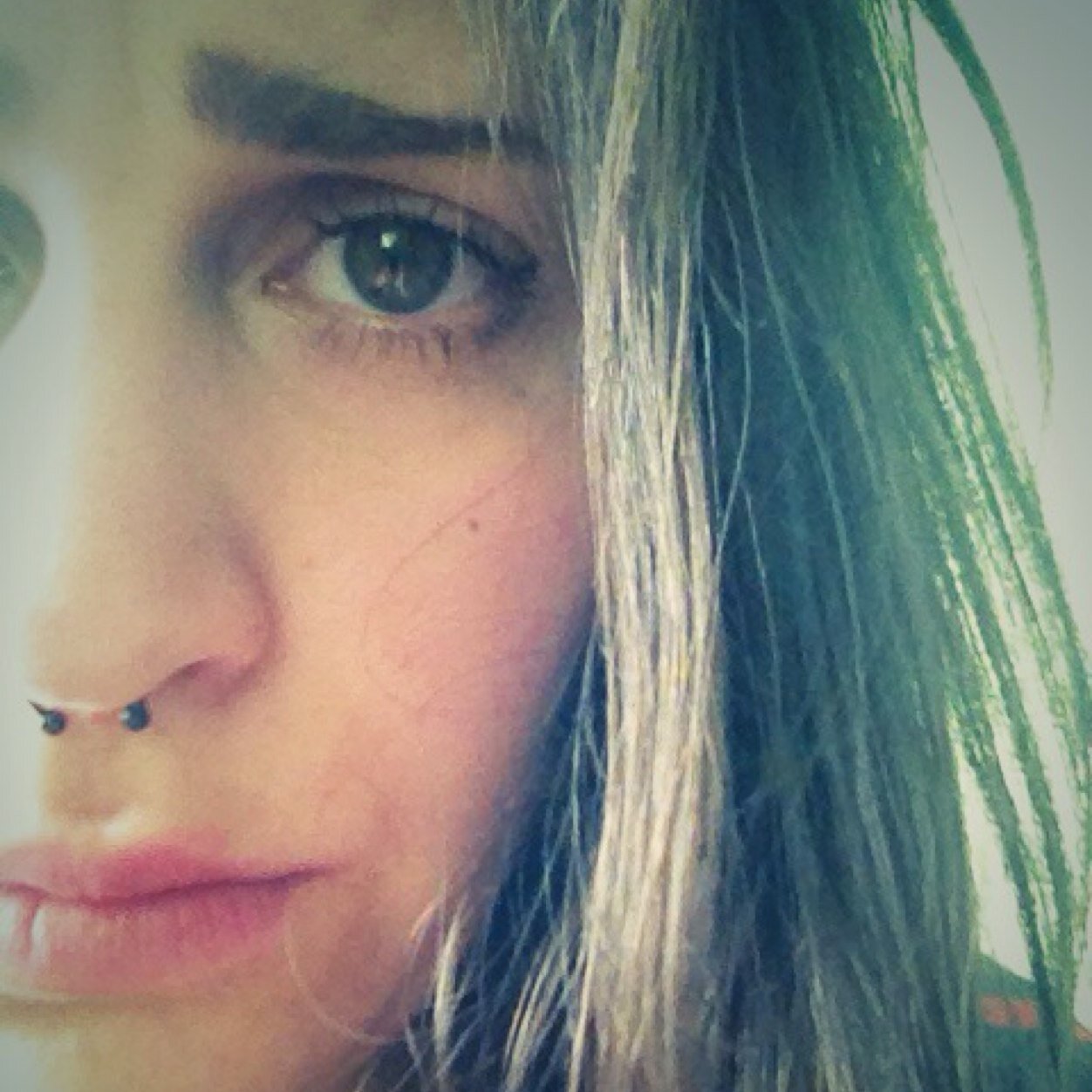 Qui per analizzare la mia testa ripiena di merda. Forse sto guarendo. Però continuo a bere 24/7. Sono ancora confusa, ma intravedo la luce. O è solo del rum?