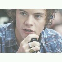 sonolamerda's profile picture. ||Sarà che quando sto con te pure le cose stupide appaiono bellissime. Mentre quando non ci sei anche le cose più belle risultano stupide. Vuote. Inutili. ||