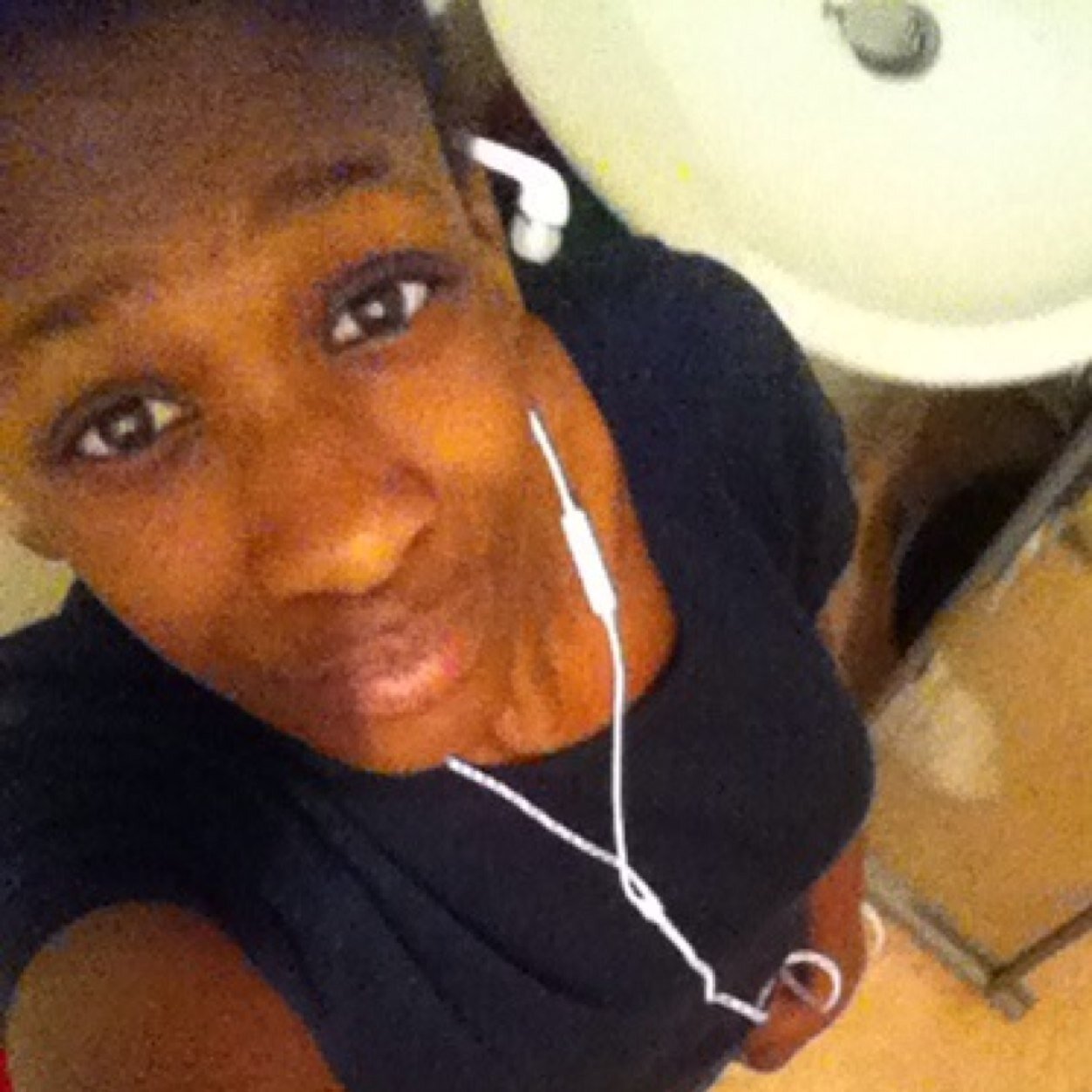 Ah donne mw du niro lacrim chris brown riri miley cyrus .tshecccck sa jtaille Kiss